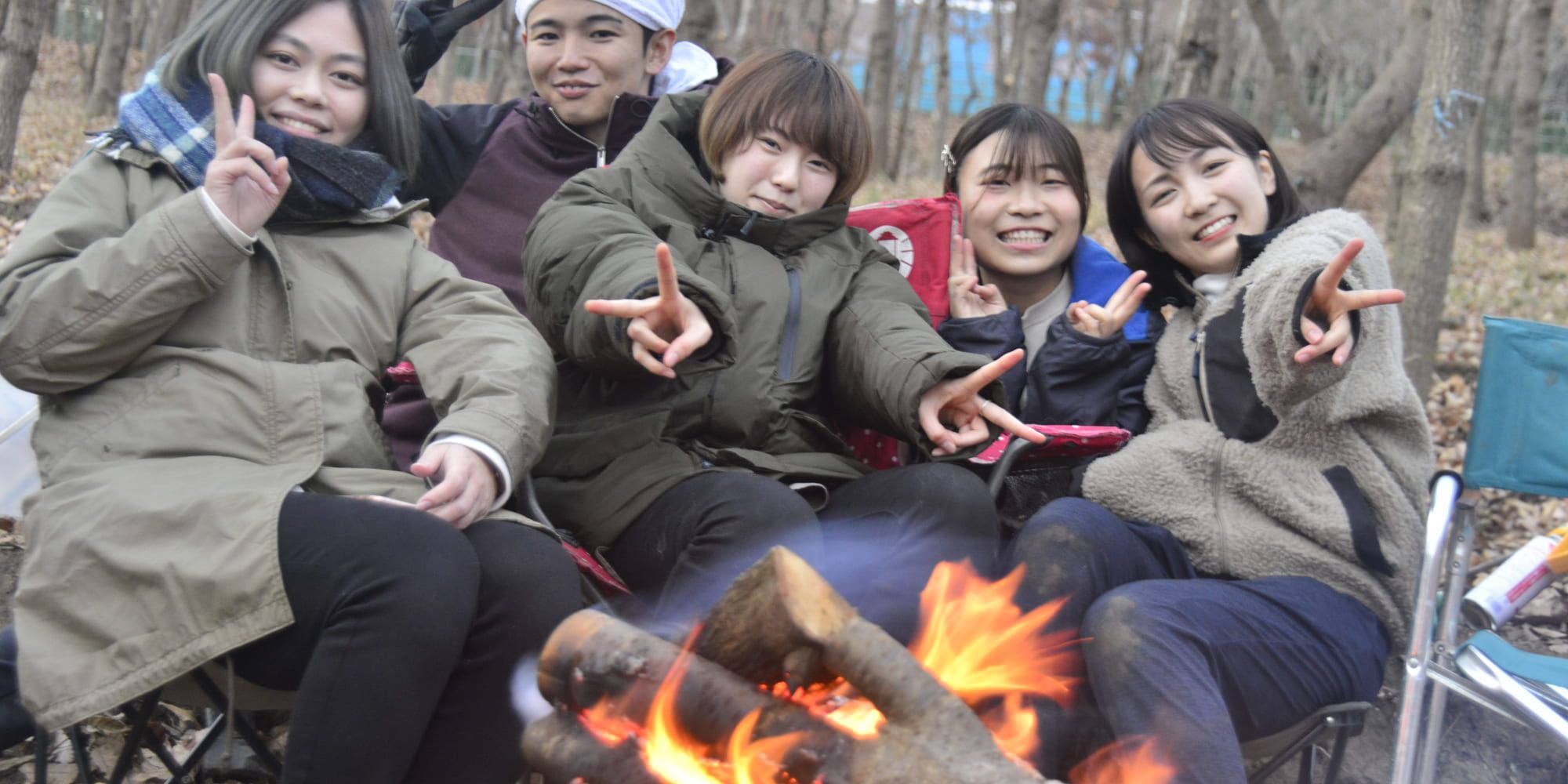 焚き火を囲んで過ごすグループキャンプの様子