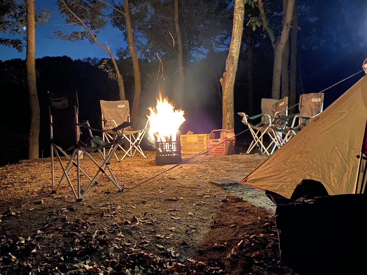 焚き火を囲んで食事の支度をする夕方